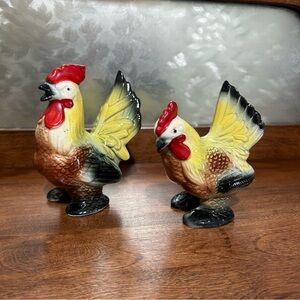 🟢3/$25🟢 Vintage Chicken Salt & Pepper Set - Rooster & Hen - over 4inches Tall